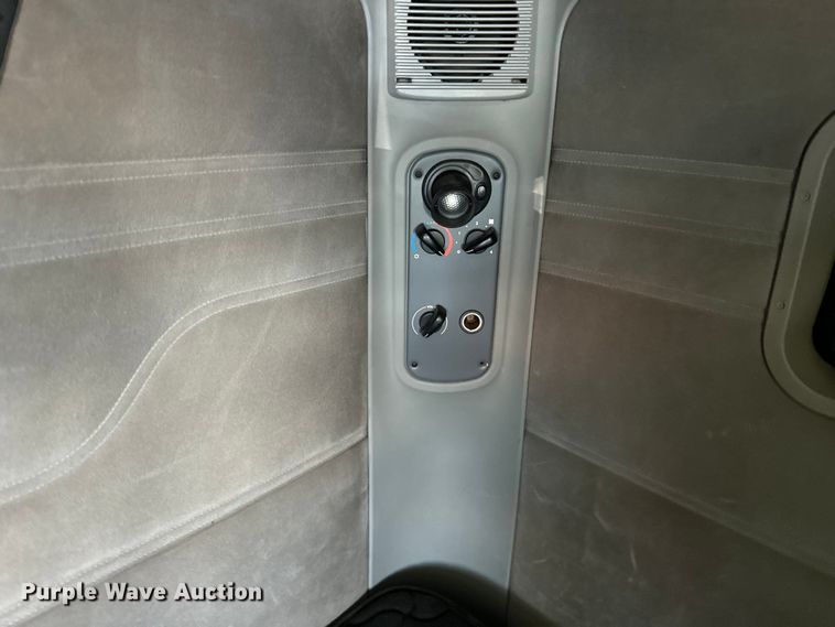 image for item OG9603 2005 Freightliner  Columbia semi truck