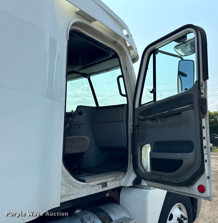 image for item OG9603 2005 Freightliner  Columbia semi truck