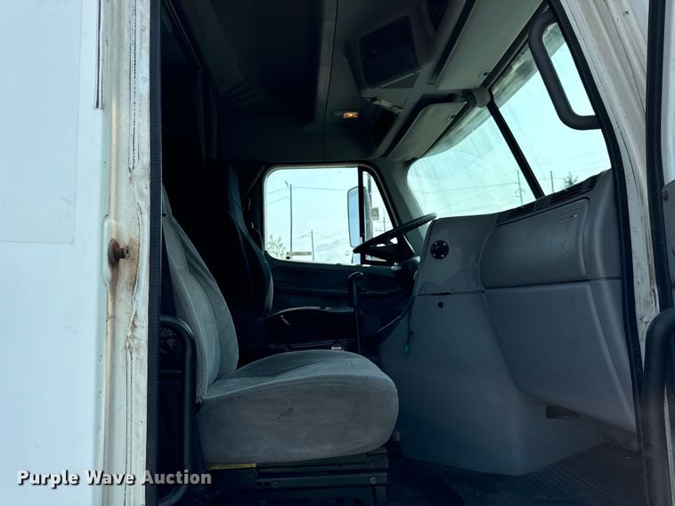 image for item OG9603 2005 Freightliner  Columbia semi truck