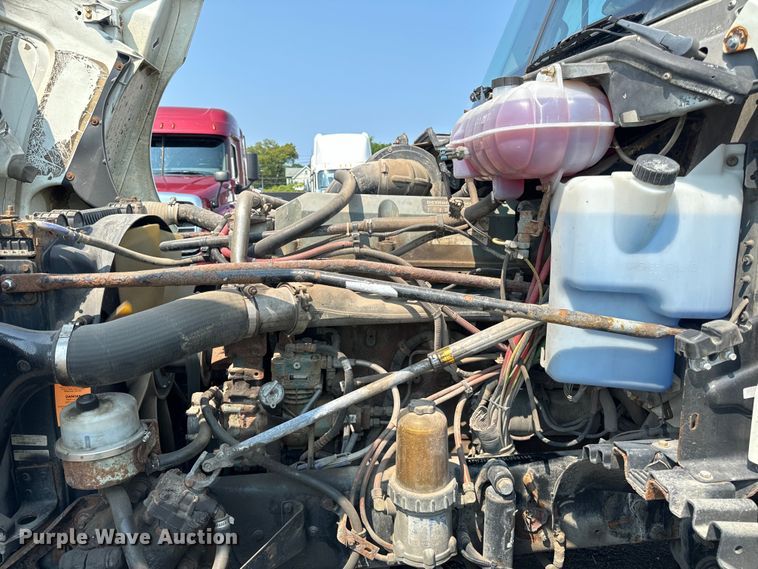 image for item OG9603 2005 Freightliner  Columbia semi truck