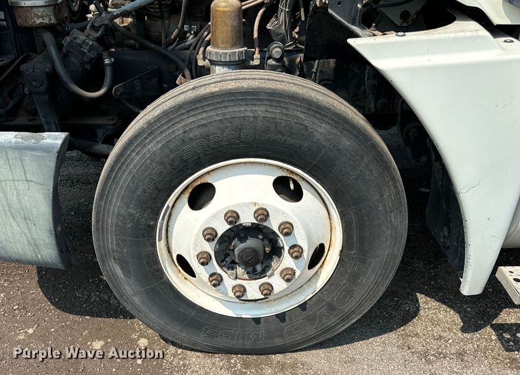 image for item OG9603 2005 Freightliner  Columbia semi truck