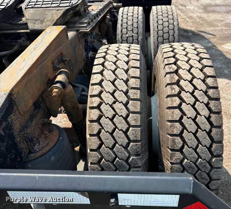 image for item OG9603 2005 Freightliner  Columbia semi truck