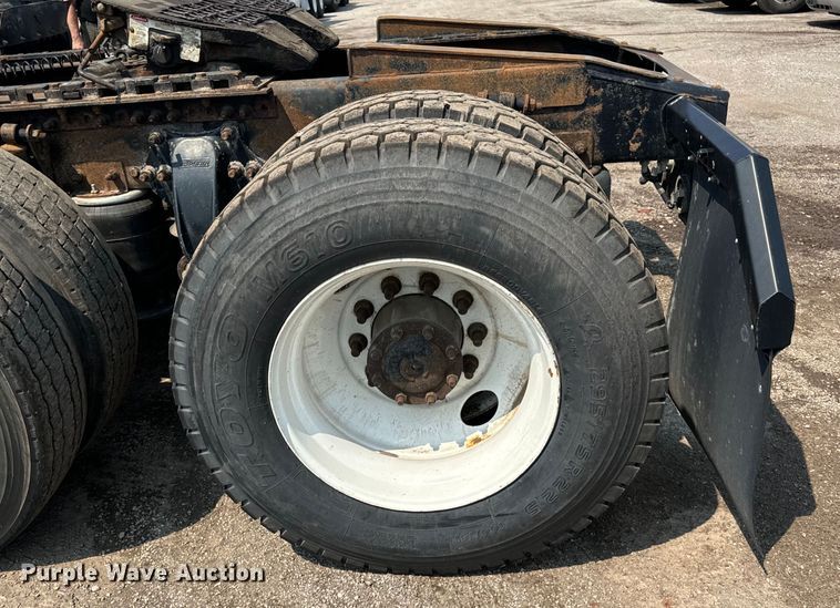 image for item OG9603 2005 Freightliner  Columbia semi truck