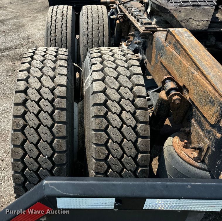 image for item OG9603 2005 Freightliner  Columbia semi truck