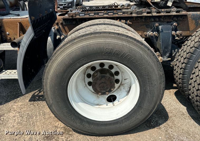 image for item OG9603 2005 Freightliner  Columbia semi truck