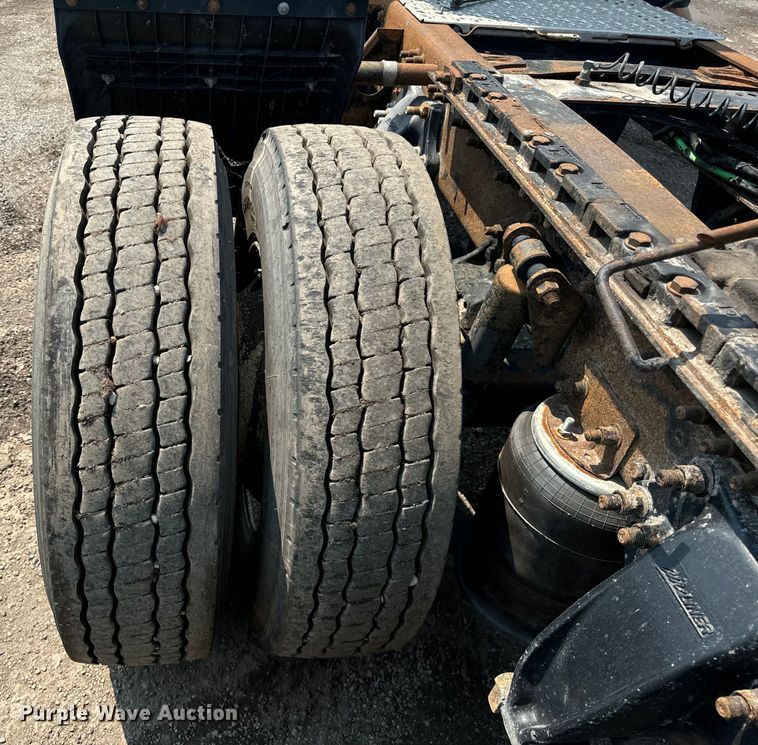 image for item OG9603 2005 Freightliner  Columbia semi truck