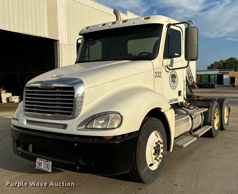 image for item OG9668 2009 Freightliner  Columbia  semi truck