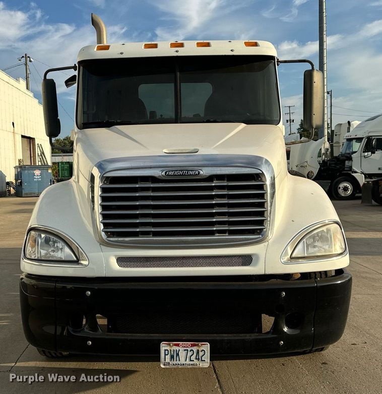 image for item OG9668 2009 Freightliner  Columbia  semi truck