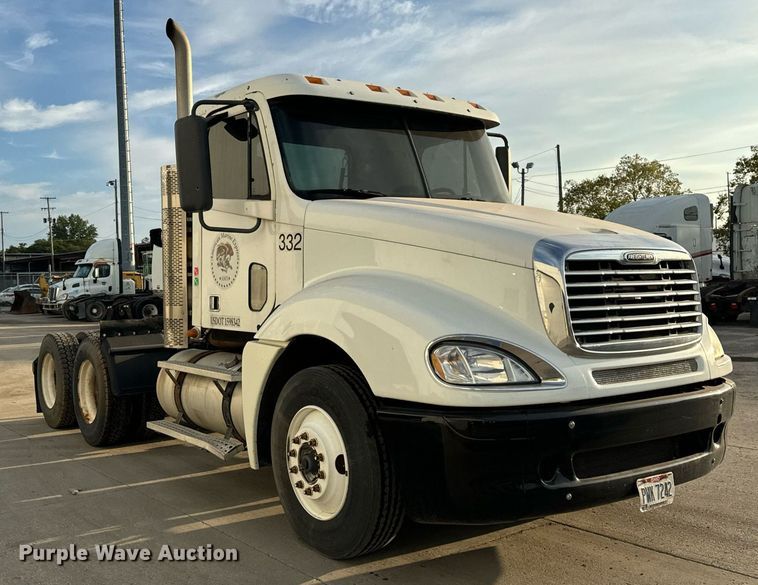 image for item OG9668 2009 Freightliner  Columbia  semi truck