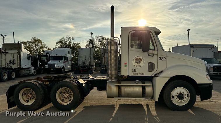 image for item OG9668 2009 Freightliner  Columbia  semi truck