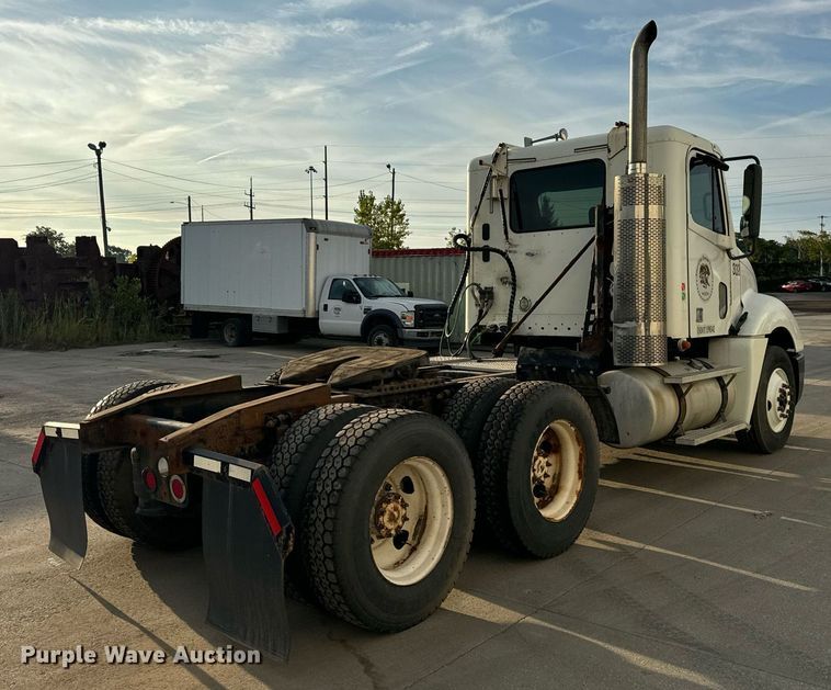 image for item OG9668 2009 Freightliner  Columbia  semi truck