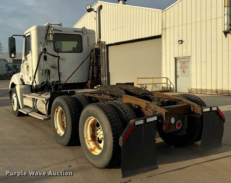 image for item OG9668 2009 Freightliner  Columbia  semi truck