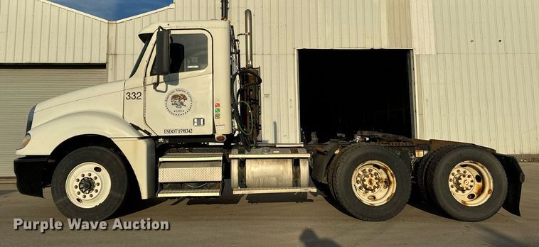 image for item OG9668 2009 Freightliner  Columbia  semi truck