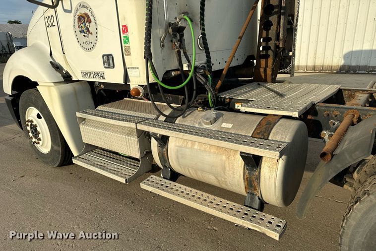 image for item OG9668 2009 Freightliner  Columbia  semi truck