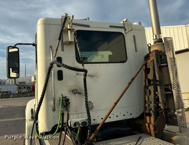 image for item OG9668 2009 Freightliner  Columbia  semi truck