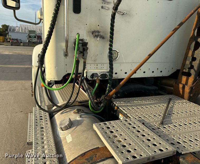 image for item OG9668 2009 Freightliner  Columbia  semi truck