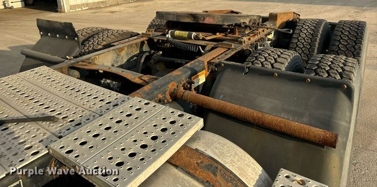 image for item OG9668 2009 Freightliner  Columbia  semi truck