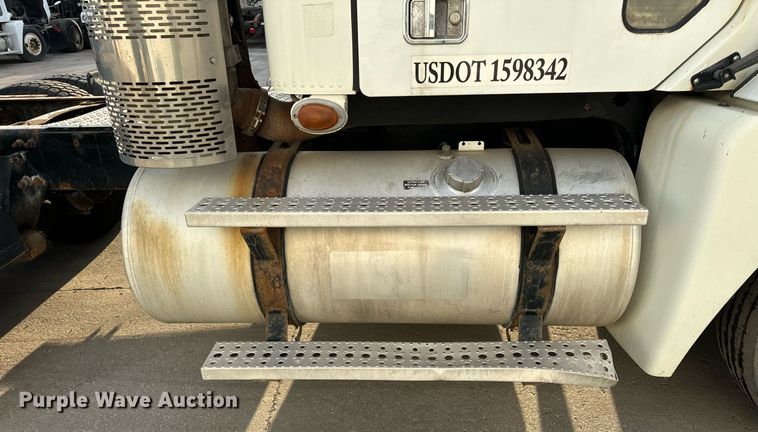 image for item OG9668 2009 Freightliner  Columbia  semi truck