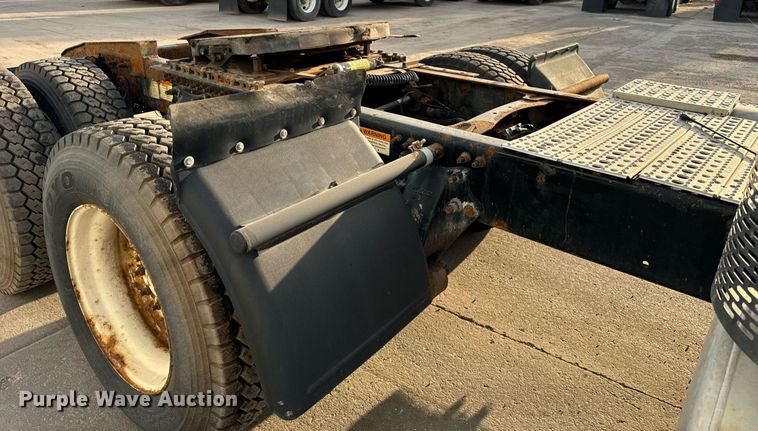 image for item OG9668 2009 Freightliner  Columbia  semi truck