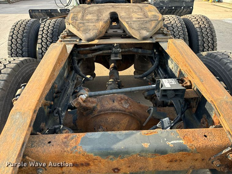 image for item OG9668 2009 Freightliner  Columbia  semi truck