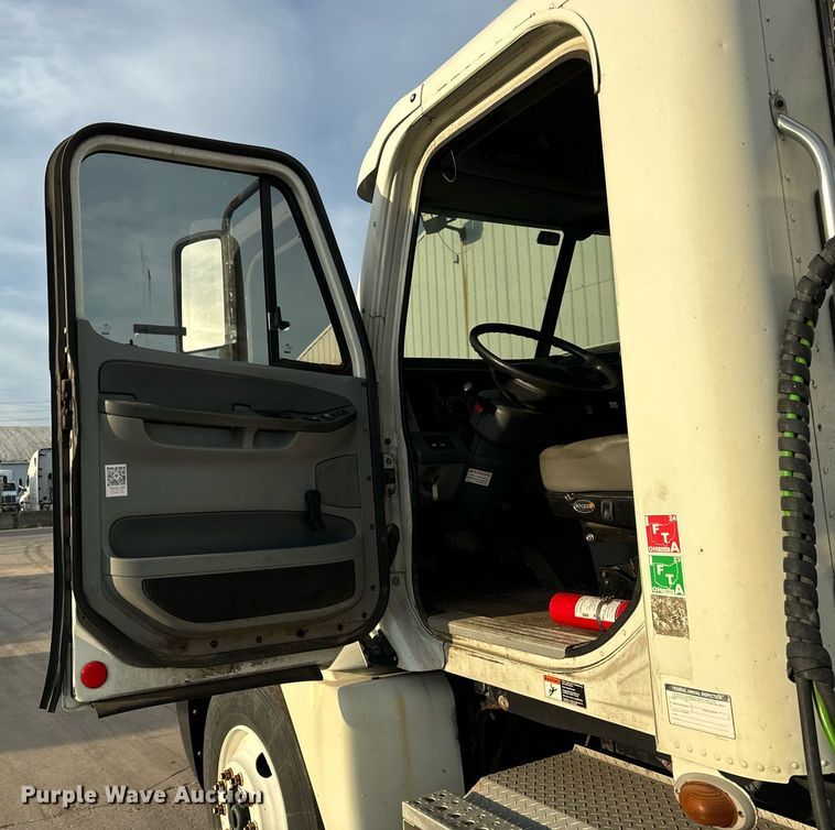 image for item OG9668 2009 Freightliner  Columbia  semi truck