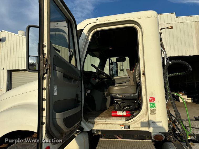 image for item OG9668 2009 Freightliner  Columbia  semi truck