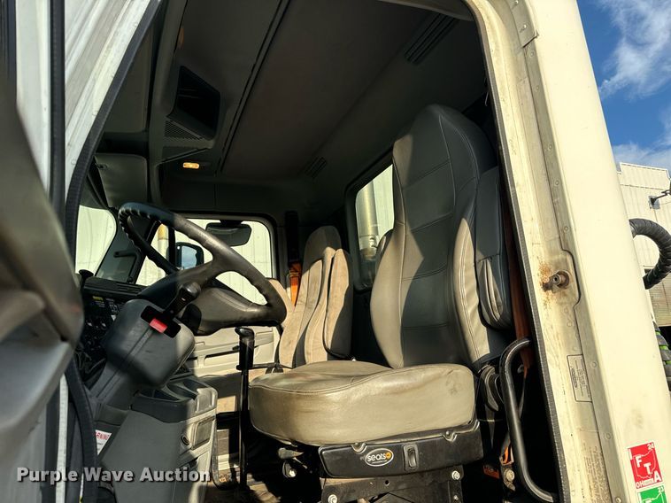 image for item OG9668 2009 Freightliner  Columbia  semi truck