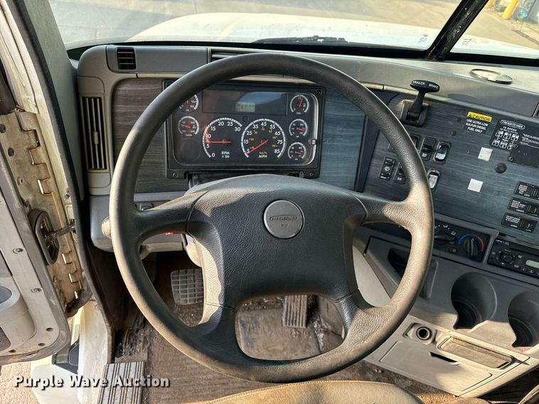 image for item OG9668 2009 Freightliner  Columbia  semi truck