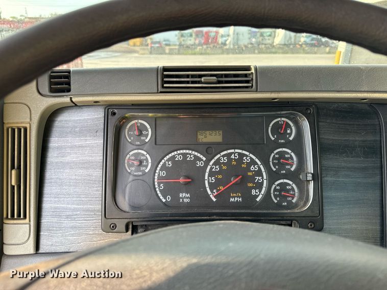 image for item OG9668 2009 Freightliner  Columbia  semi truck