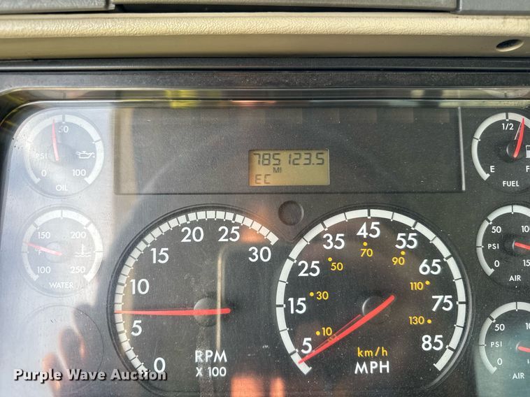 image for item OG9668 2009 Freightliner  Columbia  semi truck