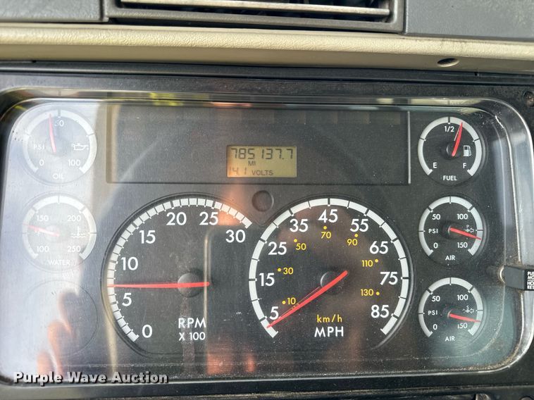 image for item OG9668 2009 Freightliner  Columbia  semi truck