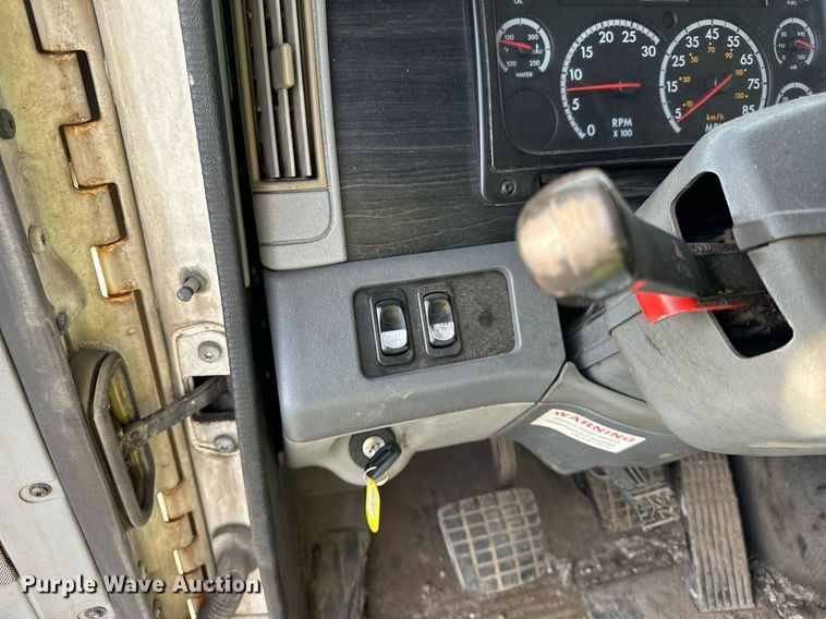 image for item OG9668 2009 Freightliner  Columbia  semi truck