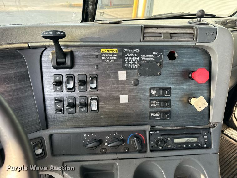 image for item OG9668 2009 Freightliner  Columbia  semi truck