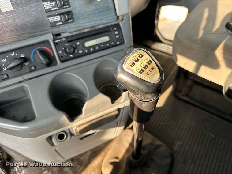 image for item OG9668 2009 Freightliner  Columbia  semi truck