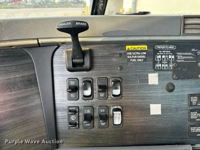 image for item OG9668 2009 Freightliner  Columbia  semi truck