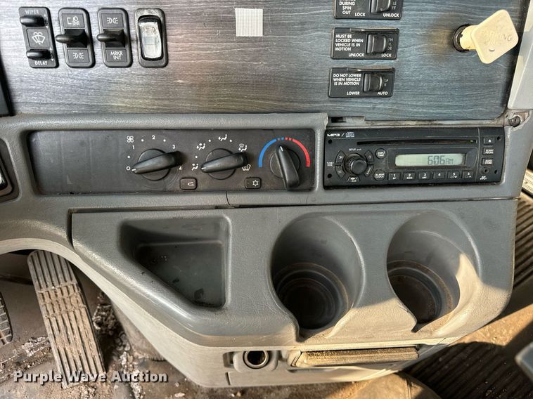 image for item OG9668 2009 Freightliner  Columbia  semi truck