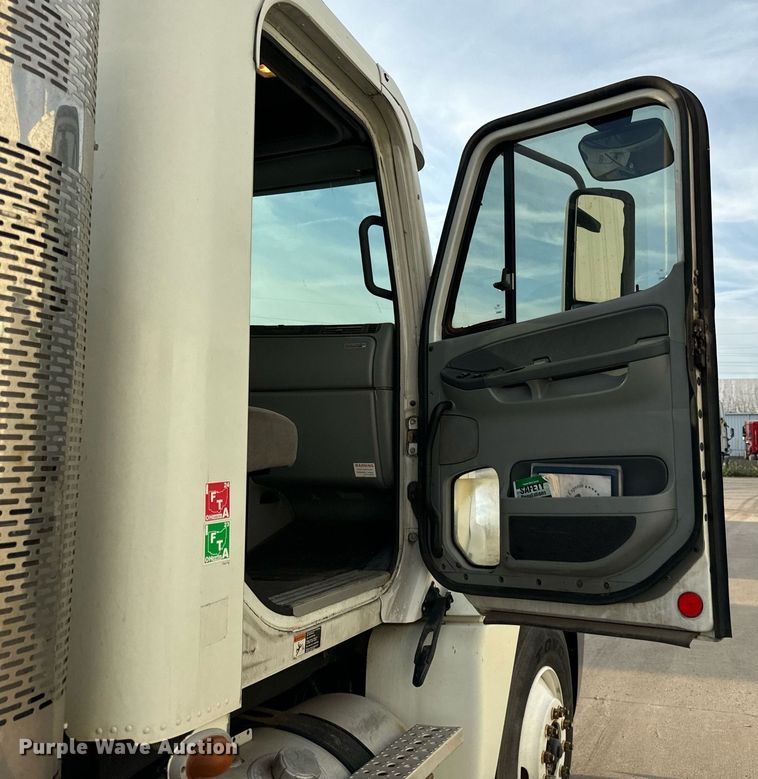 image for item OG9668 2009 Freightliner  Columbia  semi truck