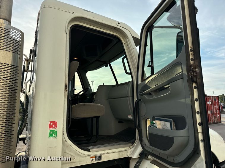 image for item OG9668 2009 Freightliner  Columbia  semi truck