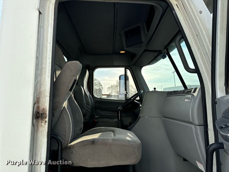 image for item OG9668 2009 Freightliner  Columbia  semi truck