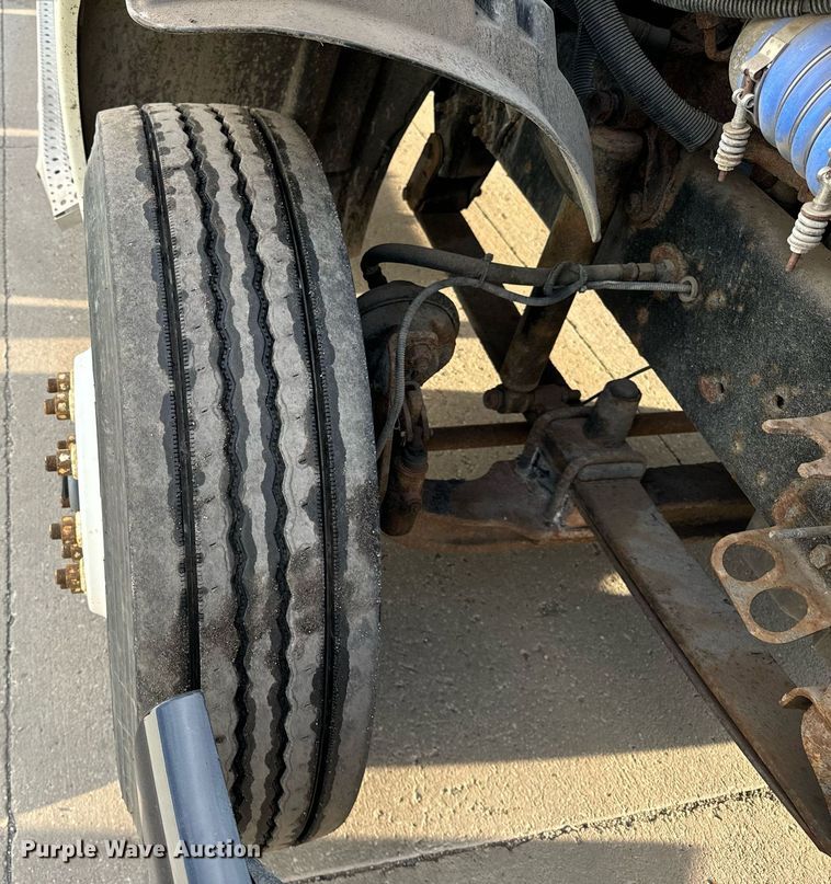 image for item OG9668 2009 Freightliner  Columbia  semi truck