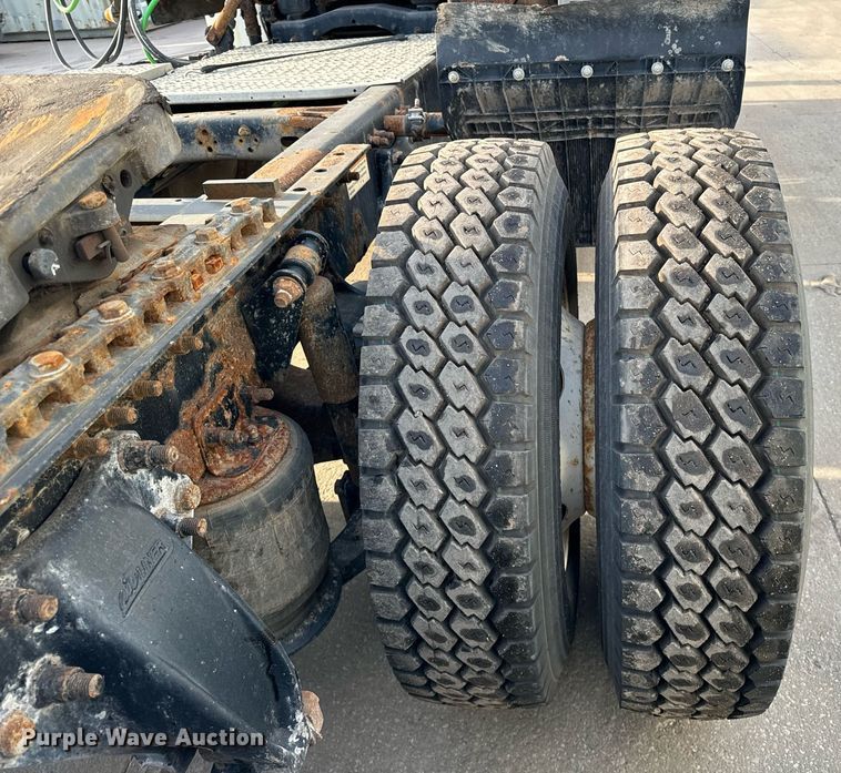 image for item OG9668 2009 Freightliner  Columbia  semi truck