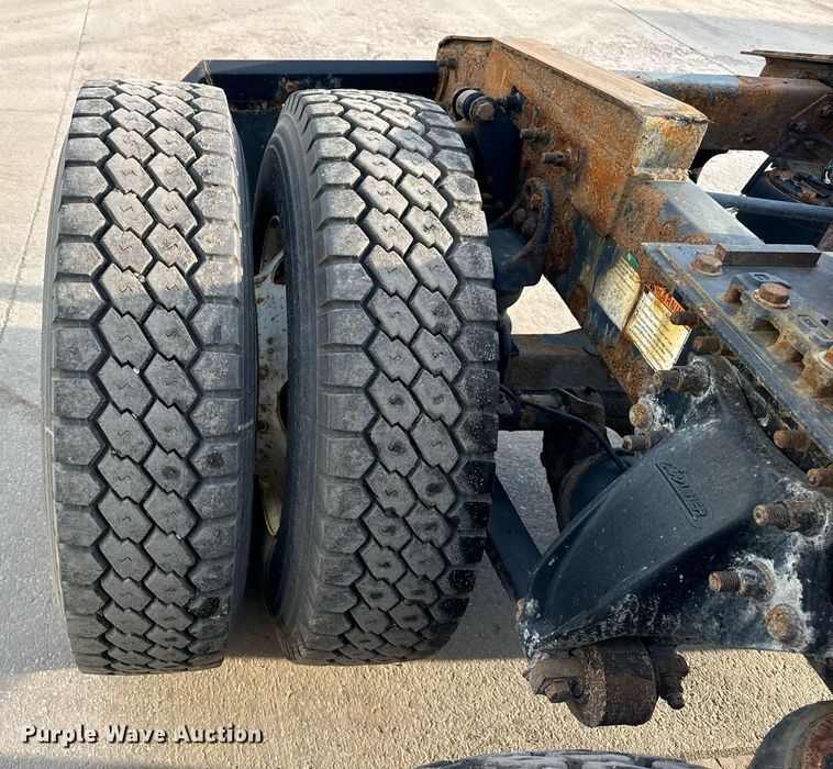 image for item OG9668 2009 Freightliner  Columbia  semi truck