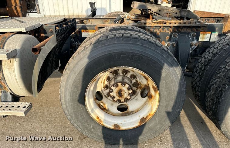 image for item OG9668 2009 Freightliner  Columbia  semi truck