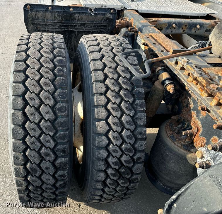 image for item OG9668 2009 Freightliner  Columbia  semi truck