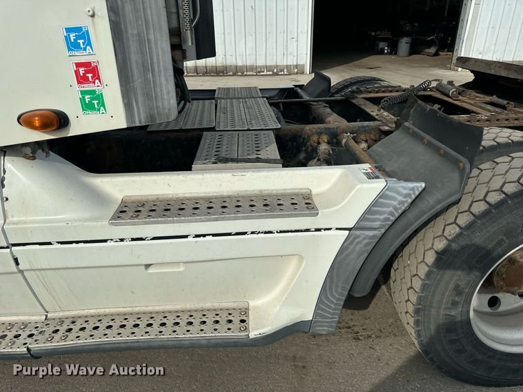 image for item OG9673 2006 Freightliner  Columbia  semi truck