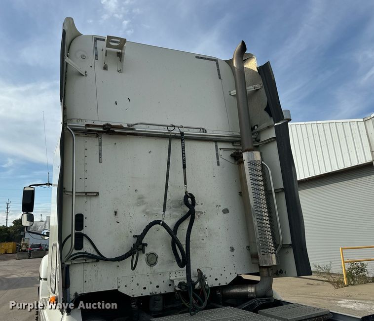 image for item OG9673 2006 Freightliner  Columbia  semi truck