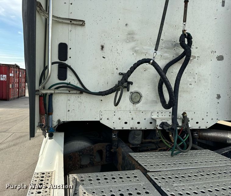 image for item OG9673 2006 Freightliner  Columbia  semi truck