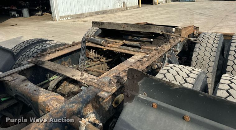 image for item OG9673 2006 Freightliner  Columbia  semi truck