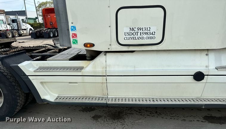 image for item OG9673 2006 Freightliner  Columbia  semi truck