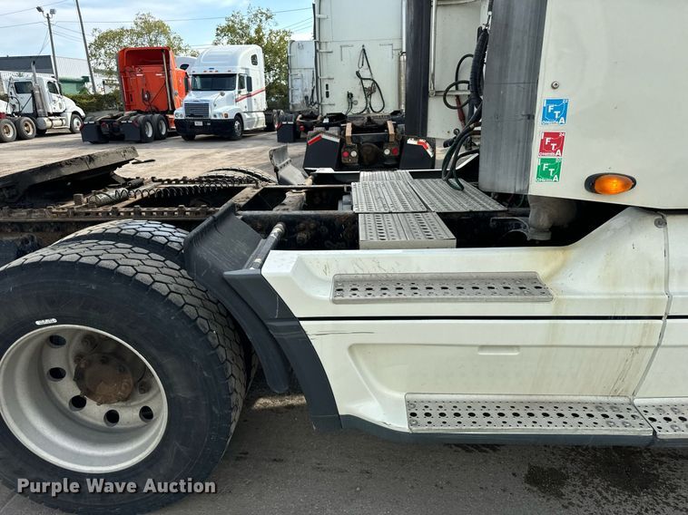 image for item OG9673 2006 Freightliner  Columbia  semi truck